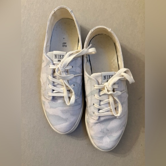 NIKE. Better World. Clean. Gently worn. - Picture 3 of 5